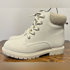 Thereabouts Girls Ember Off White Flat Heel Hiking Boots NWT Various Sizes